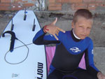 Ruy, de 7 anos, pegando umas ondas na praia de Itapirub�