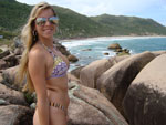 Bruna nas pedras da Praia Mole em Florian�polis