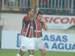 Lima e William comemoram o primeiro gol do Joinville na vitria de 3 a 0 sobre o Marclio Dias