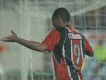 O atacante Lima, que marcou mais um gol na vitria sobre o Marclio Dias