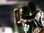 Juninho  abraado por companheiros aps marcar o primeiro gol do Figueirense contra a Chapecoense