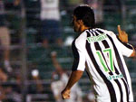 Rafael Coelho comemora o segundo gol do Figueirense na vitria sobre a Chapecoense