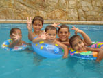 Rayssa, Beatriz, Kau�, Robson e Larissa curtindo a piscina na casa da tia Mariana