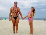 Marli (E) e Carolina, esposa e filha do leitor Ronaldo Avila, na praia do Campeche em Florian�polis