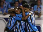 Jogadores gremistas comemoram o gol de Ruy