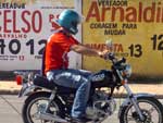 Na Cohab Tancredo Neves, fotgrafo flagra at moto com adesivo de candidato.