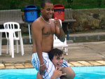 Andr� (baixo), Ione (meio) e Jadson se divertindo na piscina