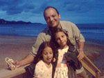 Alberto Moussallem com as filhas em Meia-Praia em Itapema 