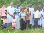 Justina Cavalheiros (E) e as gmeas Meri e Miriam, no campo de trabalho com outros habitantes do pas