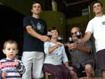 Atualmente, 60% da bebida elaborada na safra passada ainda est guardada nos tonis da vincola. Da esquerda para a direita Arthur, Daniel, Adiles, Alcides e Samuel