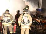 Bombeiros tentam conter focos de incndio aps queda de avio