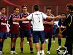 ... e mais os reservas Fernando, Emerson e Juliano, Argel reuniu os jogadores no gramado do Centenrio