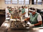 Na cozinha, 250 pessoas servem diariamente 8,2 mil refeies
