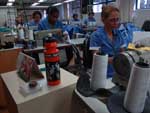 Onze costureiras fazem uniformes, cortinas, aventais e outras peas