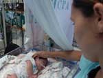 Marisa veio de Farroupilha para acompanhar a filha e no sai de perto do bero