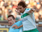 Werder Bremen 1x1 Borussia Mnchengladbach – Claudio Pizarro, do Werder Bremen, disputa a bola com Tomas Galasek durante a partida disputada neste sbado (14), em Berlim