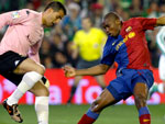 Betis 2x2 Barcelona –  Samuel Etoo, do Barcelona, tenta passar pelo goleiro do Betis, Ricardo Martins, durante partida disputada neste sbado (14) em Sevilla