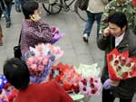 Na China, vendedores de flores faturam alto no Valentine's Day