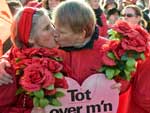 Na Holanda, 3.274 pessoas se renem para para tentar nater o recorde do maior nmero de casais se beijando ao mesmo tempo