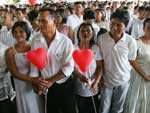 Nas Filipinas, centenas de casais se casam no Valentine's Day