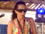 Fernanda Porto toca sax durante apresentao