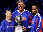 Katie Smith, do Shock Detroit, Bill Laimbeer, ex-jogador dos Pistons e Arron Afflalo, dos Pistons, vencedores do torneio de arremessos