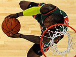 Nate Robinson, dos Knicks, faz uma cesta durante a competio de enterradas das estrelas da NBA
