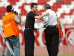 Tite cumprimenta o tcnico do Caxias, o ex-zagueiro Argel (E)