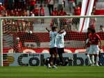 Mas a arbitragem assinala impedimento. Segue 0 a 0