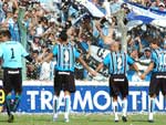 Time do Grmio entra em campo nos Eucaliptos, em Santa Cruz do Sul