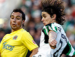Racing Santander 1x1 Villarreal - Antonio Moral, do Racing Santander, tenta fazer o lanamento enquanto  marcado por Santiago Cazorla, do Vilarreal