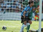 No primeiro gol, Jonas balanou as redes pegando rebote