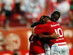 Logo depois, foi a vez de Taison (encoberto por Andrezinho e Alex) fazer o gol da virada