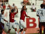Mas o Inter reagiu no final do primeiro tempo: aos 30 minutos, Magro empatou de cabea