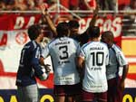 Jogadores do Caxias reclamam com o rbitro: segundo eles, a bola no teria ultrapassado a linha no cabeceio de Magro
