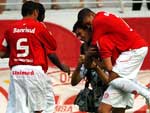 Jogadores comemoram perto do torcedor o placar de 3 a 1