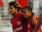 A dupla comemora o 4 a 1