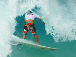 Bruno Santos, campeo do Hang Loose Pro Contest 2009 nos tubos da Cacimba do Padre neste domingo em Fernando de Noronha