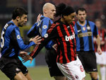 Internazionale 2x1 Milan - Ronaldinho, do Milan, tenta fugir da marcao dos jogadores da Internazionale, Walter Samuel e Esteban Cambiasso