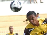Kempes tenta cabecear e empurra o zagueiro Dieyson