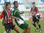 Rogrio Souza (D) e Bad (E) brigam pela bola