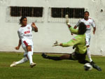 Lenilson toca com estilo por baixo do goleiro do Marclio