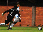 Goleiro foi afoito e Lima passou fcil por ele para marcar o primeiro gol do Leo