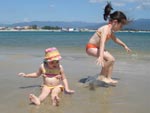 Maria Eduarda e Talia, as priminhas brincando na bela Praia da Pinheira, lugar ideal para as crian�as se divertirem... 