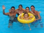 An�sio (papai), Maria (vov�), Maria Eduarda (princesa), Luciana e Luciano (titios), felizes brincando no Parque Aqu�tico... 