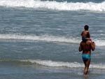 Ontem, as guas calmas do mar foi motivo de alegria para as crianas