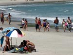 A praia que j foi deserta  procurada por famlias e jovens, amantes do ecoturismo