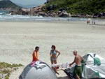 Com pouca infra-estrutura, o camping  uma opo