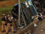 nibus com turistas uruguaios tomba na Freeway