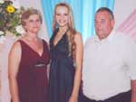 Regina com seus pais, na formatura do Ensino Mdio